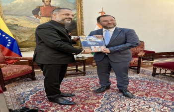 El Embajador Abhishek Singh sostuvo hoy una reunion con S.E. Yvan Gil, Ministro de Relaciones Exteriores de Venezuela. Discutieron una amplia gama de temas de importancia bilateral, incluida la cooperacion en agricultura, los programas de capacitacion ofrecidos por la india, el comercio y la cultura.